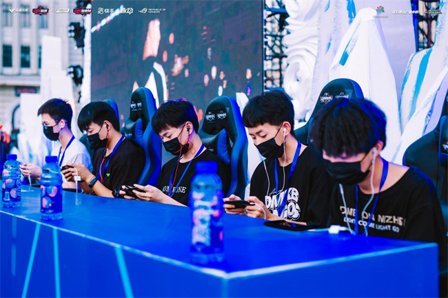 与此同时 与此同时